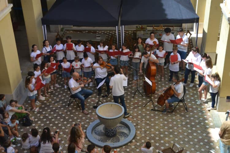 L’Artística Manisense reuneix a 400 persones per a disfrutar de música, tallers i art en la Jornada de Portes Obertes