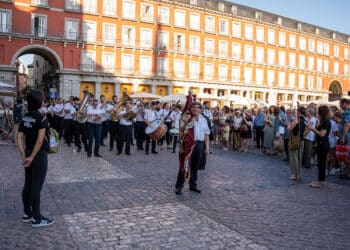 Fotonotícia: La banda de L’Artística Manisense, junt a Carlet, va desfilar pel centre de Madrid