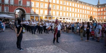 Fotonotícia: La banda de L’Artística Manisense, junt a Carlet, va desfilar pel centre de Madrid