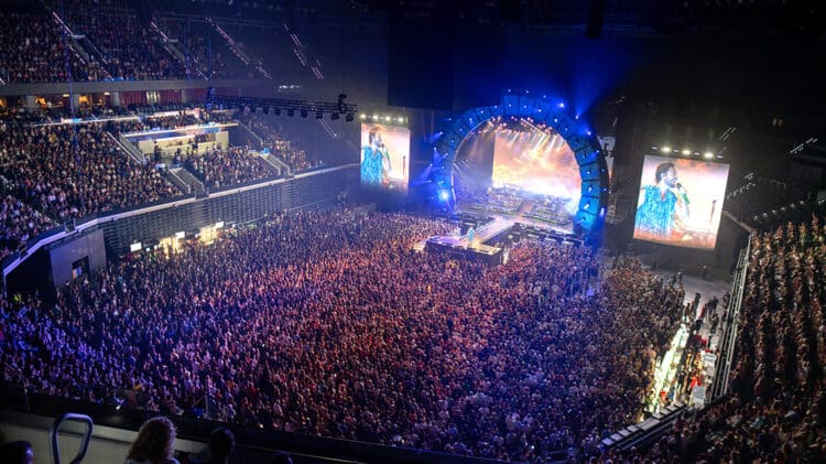 Manuel Carrasco y Sebastian Yatra se lucieron en el Roig Arena