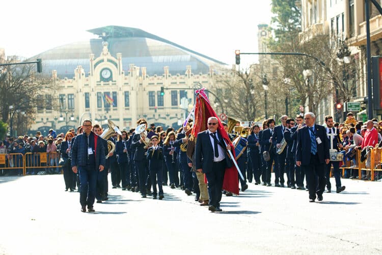 Amstel reúne a cerca de 300 músicos de banda en la Estació del Nord de València en un gran homenaje a la germanor